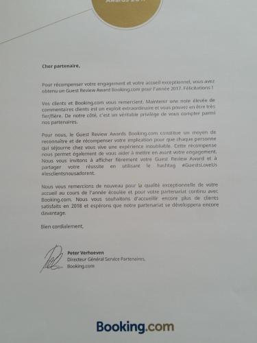 Certificato, attestato, insegna o altro documento esposto da La Tuiliere