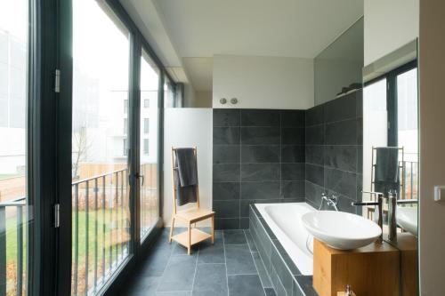 ein Badezimmer mit einer Badewanne und einem Waschbecken in der Unterkunft An der Mauer 15 in Lübeck