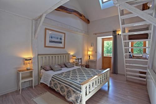 A bed or beds in a room at Moulin de Limayrac