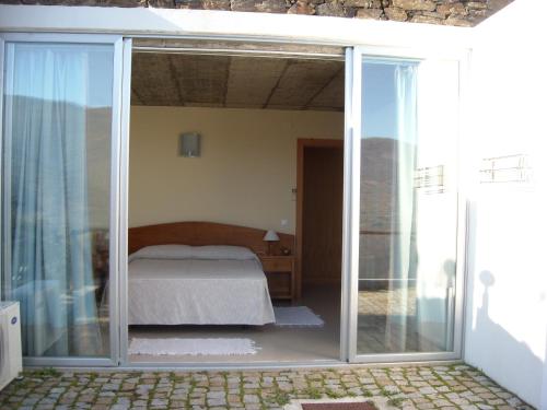 Tempat tidur dalam kamar di Moradias do Douro Internacional