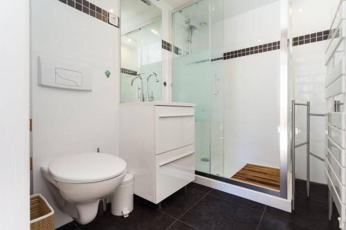 ヴィルフランシュ・シュル・メールにあるLe Noble in Scenic Villefranche Sur Merの白いバスルーム(トイレ、シャワー付)