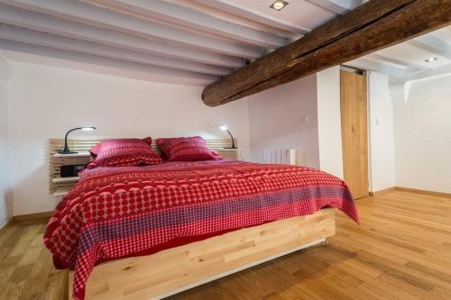 ヴィルフランシュ・シュル・メールにあるLe Noble in Scenic Villefranche Sur Merの赤い掛け布団付きのベッド1台