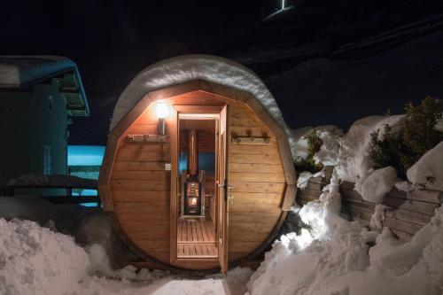 ヴァルフルヴァにあるBaita Cantonの夜雪の小さな木造家屋