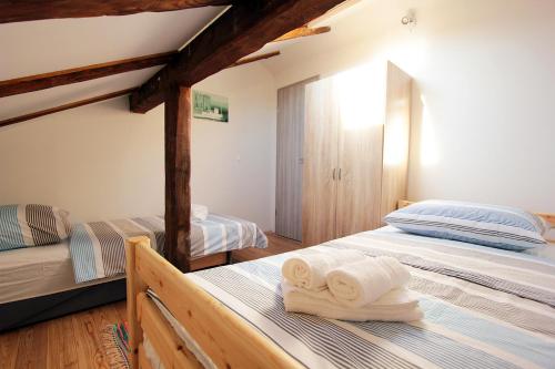 sypialnia z dwoma łóżkami i ręcznikami na stole w obiekcie Apartment Dea w Stobreču