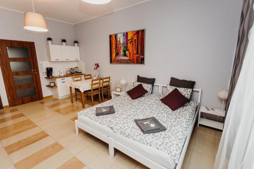 Grey Apartments II في فروتسواف: غرفة معيشة مع سرير ومطبخ