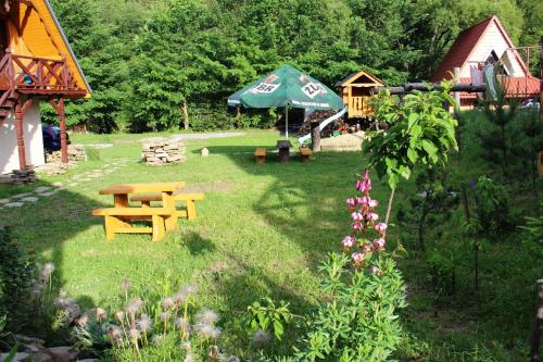 a yard with a picnic table and a tent at Sielski Zakątek in Cisna