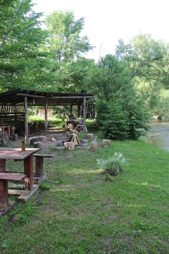 a picnic area with picnic tables in a park at Sielski Zakątek in Cisna