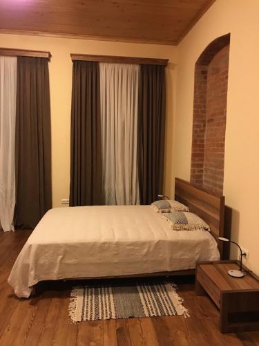 Un pat sau paturi într-o cameră la Inka home