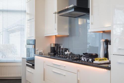 Η κουζίνα ή μικρή κουζίνα στο Marks At The Manor Luxury Riverside Apartments - Sleeps up to 4, with Parking and Sky TV