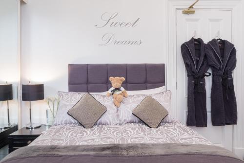 Ένα ή περισσότερα κρεβάτια σε δωμάτιο στο Marks At The Manor Luxury Riverside Apartments - Sleeps up to 4, with Parking and Sky TV