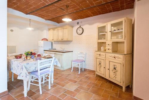 a kitchen with a table and chairs in a room at Domus Amica in Lu