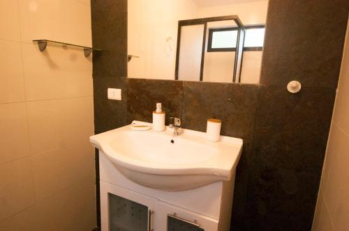 W łazience znajduje się umywalka i lustro. w obiekcie Duub Cabañas w mieście Las Trancas