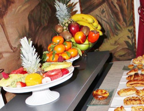 twee fruitschalen zittend op een tafel bij Hôtel La Tour Perrier in Eyrans-de Soudiac