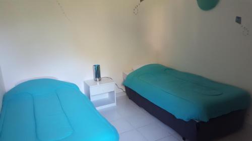 una piccola camera da letto con un letto e un comodino di Vue mer Corse a Conca