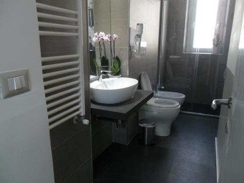 uma casa de banho com um lavatório e um WC em La casa della nonna sulla francigena em Campagnano di Roma