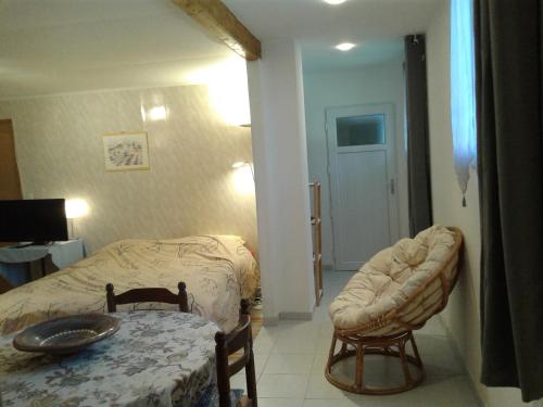 Figanièresにあるhaut var Figanieresのベッドルーム1室(ベッド1台、テーブル、椅子付)