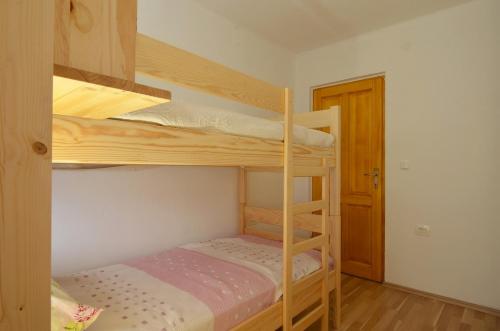 布泽特Holiday House Eda with Private Pool的一间带两张双层床的卧室