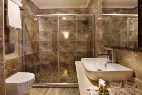Un baño con ducha, inodoro y lavabo. en The White Orient Hotel, en Estambul