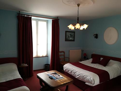 Tempat tidur dalam kamar di Hostellerie Saint Martin- Logis Hôtel et Restaurant