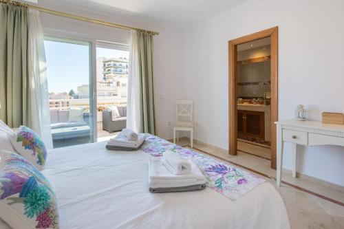 Apartamento Marbella Playa Centro tesisinde bir odada yatak veya yataklar