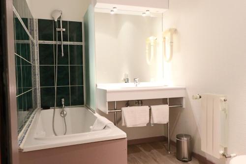 Logis-Hôtel des Oliviers tesisinde bir banyo