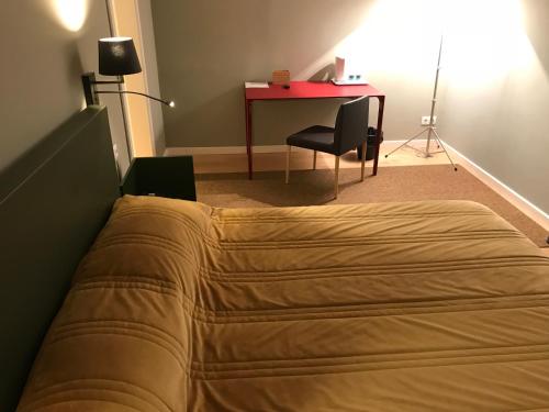 Schlafzimmer mit einem Bett, einem Schreibtisch und einem Tisch in der Unterkunft Hotel Medieval® de Penedono in Penedono