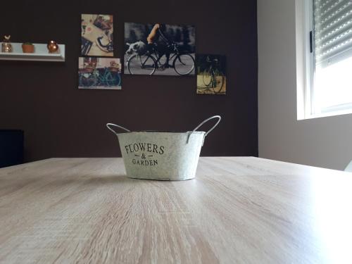 a bucket sitting on top of a table at Piso Camino de Santiago 2 in Sarria