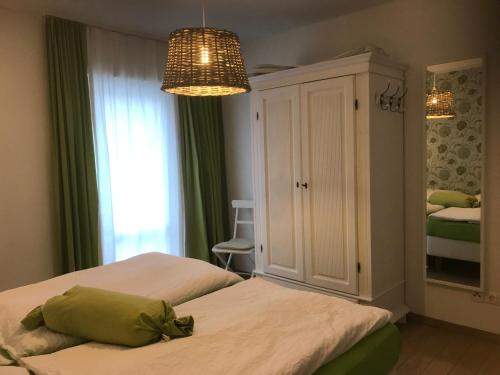 エッカーンフェルデにあるSEASIDE APARTMENTS - DREAMY GREENのベッドルーム1室(ベッド2台、シャンデリア付)