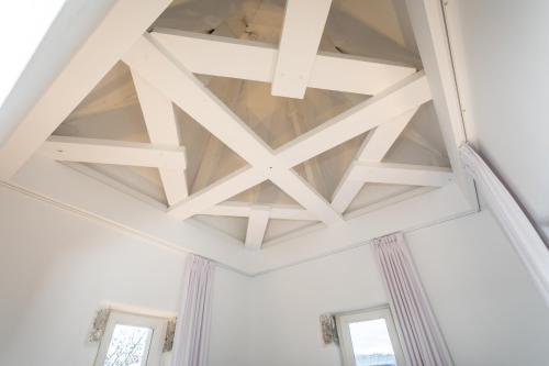 a large white ceiling in a room with windows at Landgoed Kasteel de Hoogenweerth in Maastricht