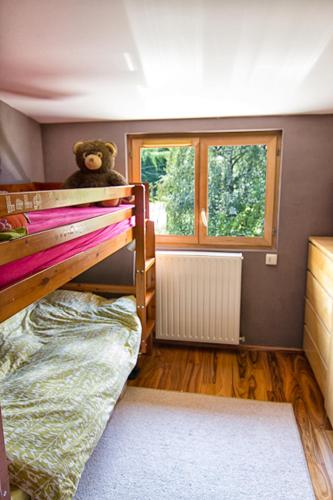 - une chambre avec des lits superposés avec un ours en peluche au-dessus dans l'établissement Le Mont Fleuri Saint Gervais Les Bains, à Saint-Gervais-les-Bains