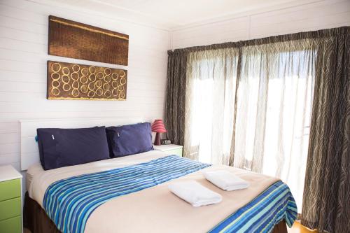 Katil atau katil-katil dalam bilik di Mercury Bay Holiday Park