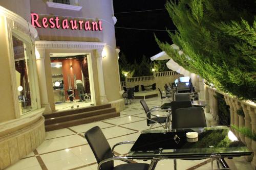 Restoran atau tempat lain untuk makan di Kanaan Group Hotel