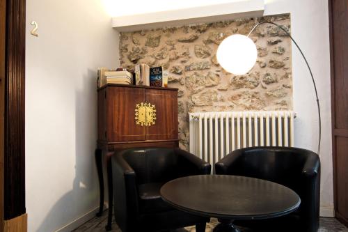 two black chairs and a table in a room at Hotel Turixant in Mancor del Valle