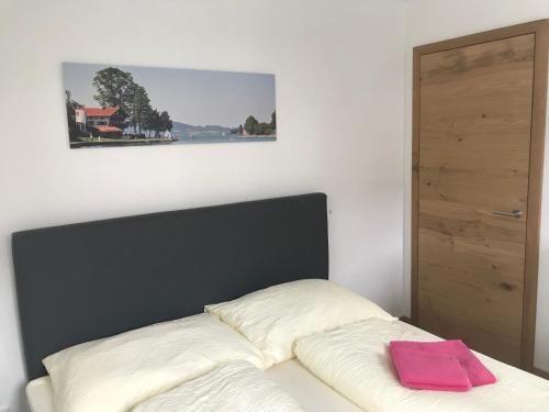 Postel nebo postele na pokoji v ubytování Lea am See - Bio Design Appartement