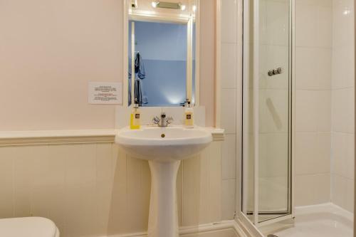 Gallery image of Ashleigh House - Room Only in Windermere