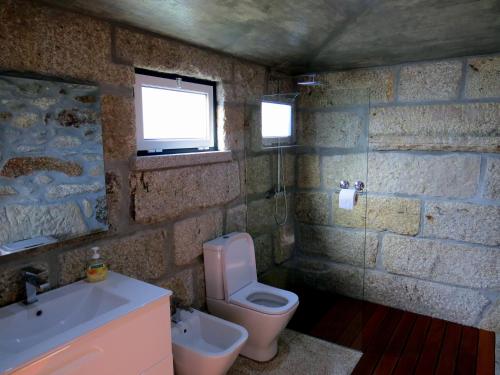 蓬蒂達巴爾卡的住宿－Quinta do Coto Moinho，一间带卫生间和水槽的浴室