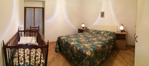 1 dormitorio con 1 cama, 1 silla y 2 lámparas en Appartamento Al Canelino - Como Lake and Mountains en Asso