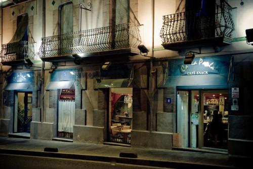 una tienda al lado de una calle por la noche en Fonda Ca La Paula, en Castellfollit de la Roca