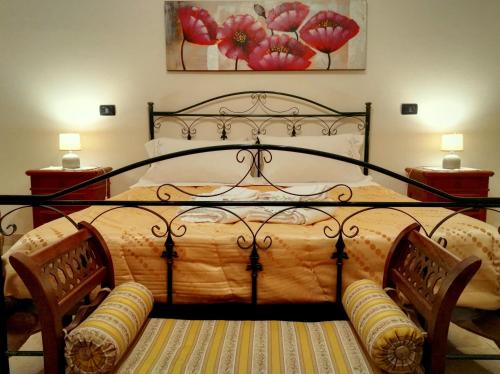 1 dormitorio con 1 cama grande y 2 sillas en B&B Main Street, en Reggio Calabria