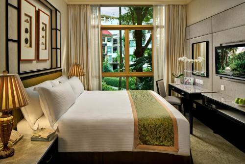 - une chambre avec un lit, un bureau et une fenêtre dans l'établissement Treetops Executive Residences, à Singapour