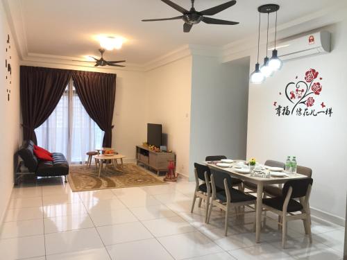 Un comedor y una sala de estar con mesa y sillas. en Paradigm PLATINO@Skudai Johor Bahru, en Johor Bahru