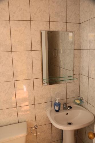 a bathroom with a sink and a mirror at Hostal Luna del Mar 840-B in La Serena