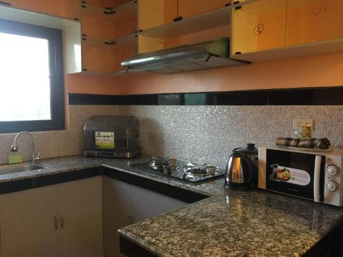 Dapur atau dapur kecil di Luzville Residences C10