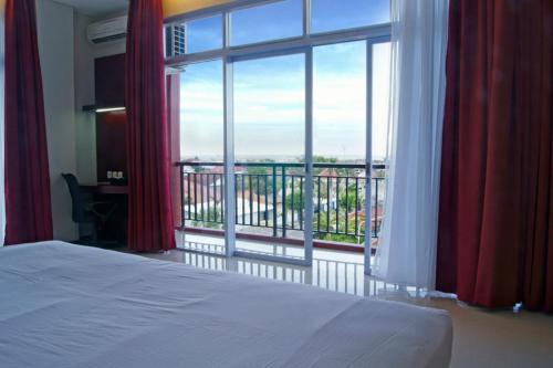 Postel nebo postele na pokoji v ubytování Karlita Hotel Tegal