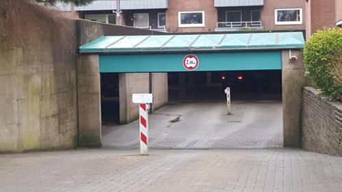 un túnel sin señal de estacionamiento frente a un edificio en Ferienwohnung Nordwind, en Flensburg