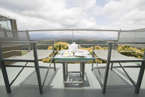 Una mesa y dos sillas en un balcón. en Sky Pavilion, en Kandy