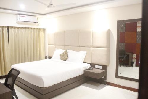 Ein Bett oder Betten in einem Zimmer der Unterkunft GK PALACE Pure VEG Hotel