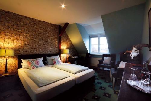 ein Hotelzimmer mit einem Bett und einem Stuhl in der Unterkunft Hotel Alte Mark in Hamm