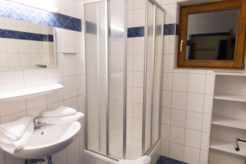 アルテンマルクト・イム・ポンガウにあるJugendhotel Ennshofのバスルーム(シャワー、洗面台、トイレ付)