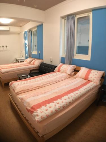 a room with three beds in a room at Corner Inn九份住宿I 小角落民宿I 機車租借I日夜間導覽 in Jiufen